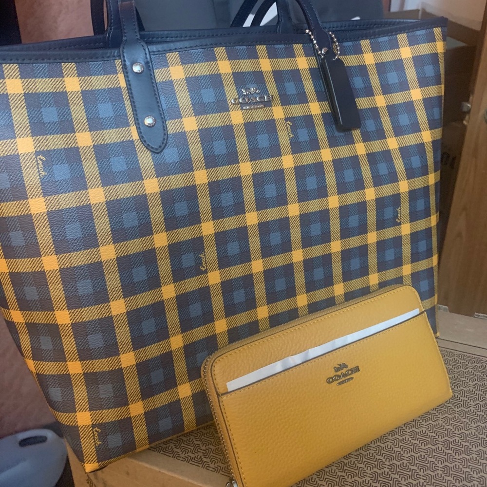 🆕SOLD SOLD Coach Tote and Matching Wallet - Picture 2 of 11